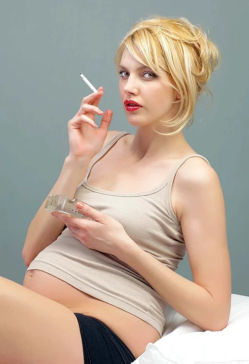 
    Viitoarele mame au şanse mai  mari să se lase de  fumat când sunt  „mituite” cu bani  