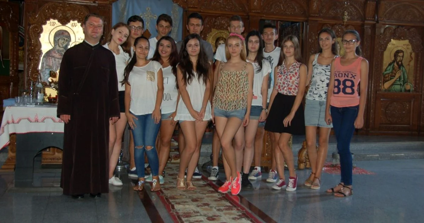 Preotul Clementin Matache (foto stânga) alături de reprezentanţii grupului de cateheză „Biserica Albastră” FOTO: Mădălin Sofronie