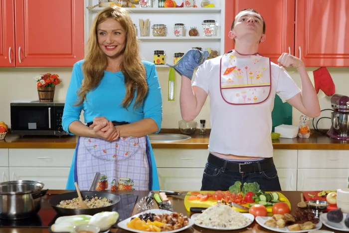 Actriţa Cristina Cioran, alături de echipa Cronicii Cârcotaşilor