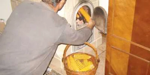 Neamţ: Ţăranii din Neamţ îşi pun pe foc recolta de porumb