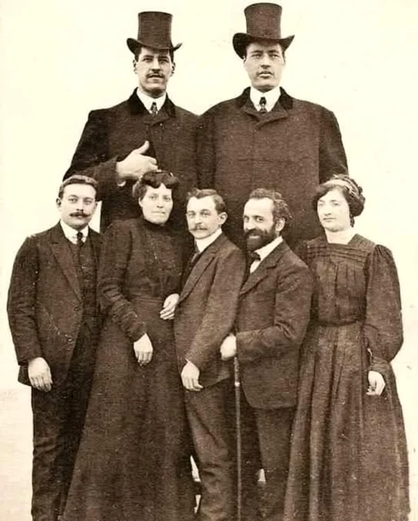 Frații Baptiste și Antoine Hugo, cei mai înalți din lume / FOTO: Facebook Atlas Geografic