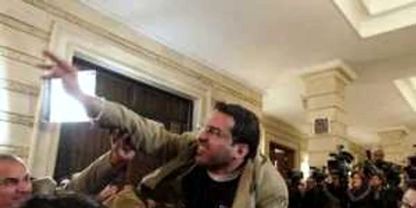 Jurnalistul care a aruncat cu pantofii în Bush vrea să se mute în Elveţia