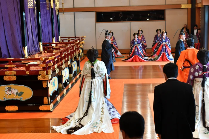 Împărăteasa Masaka a purtat un veșmânt tradițional, compus din mai multe kimono-uri de diferite lungimi, suprapuse
