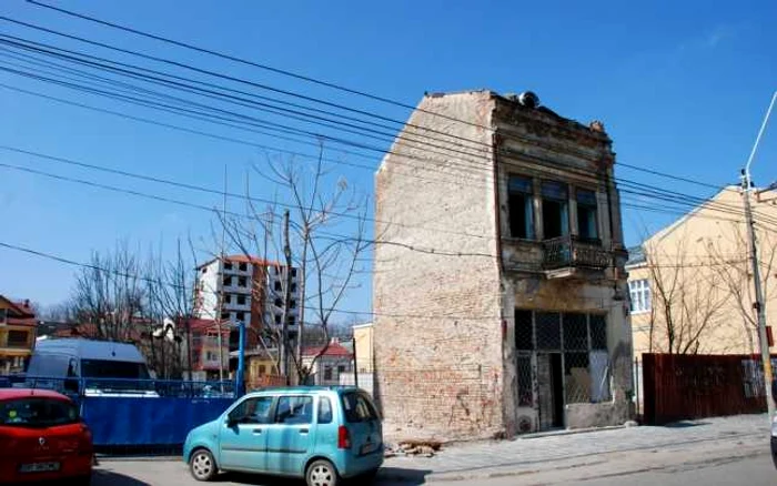 Directia pentru Cultură şi Patrimoniu Brăila nu este de acord cu demolarea imobilului dinspre Bdul. Cuza  FOTO Florentin Coman