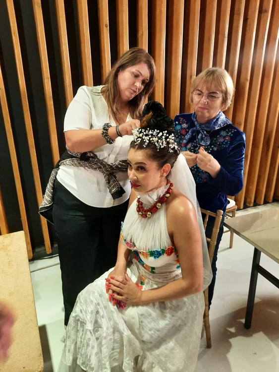 Nicoleta Luciu a petrecut minute bune în cabină, pentru a fi gata de prezentare / foto: Click!