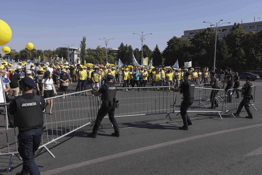 Prima zi de școală începe cu proteste: mii de profesori s-au strâns în Piața Victoriei. Daniel David: „Toate orele trebuie să se desfășoare normal”