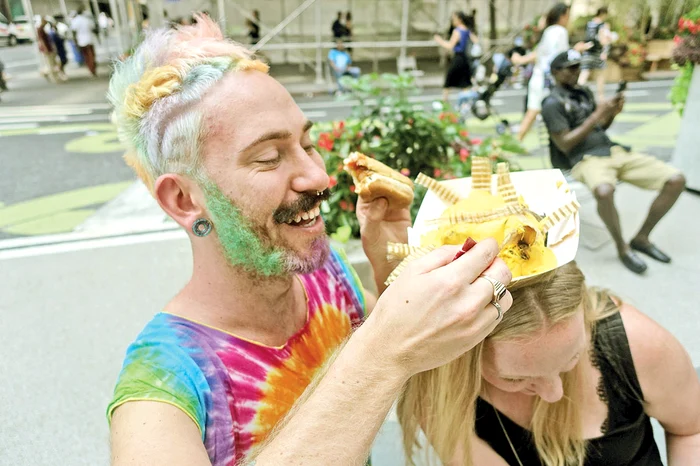 Mykey, australianul care ”gătește” în părul trecătorilor