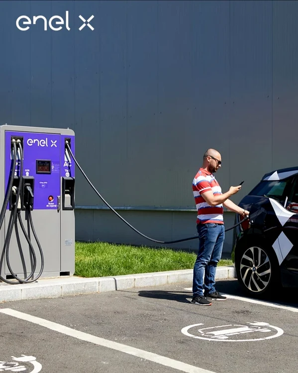 Enel x instalează în 12 oraşe din România noi staţii de reîncărcare a automobilelor electrice