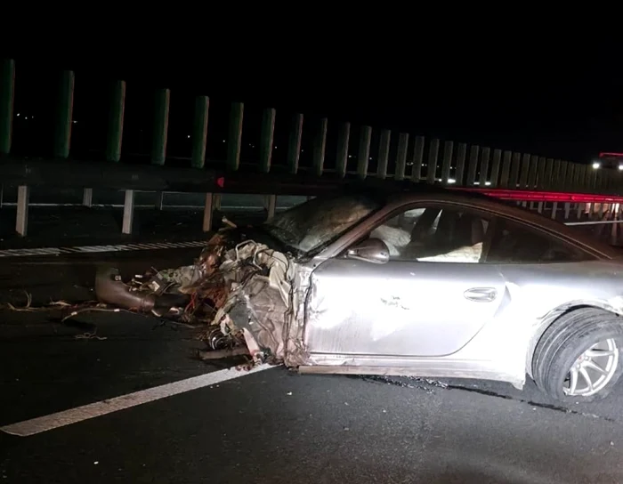 Una dintre maşini a fost făcută praf. FOTO: Reporter buzoian