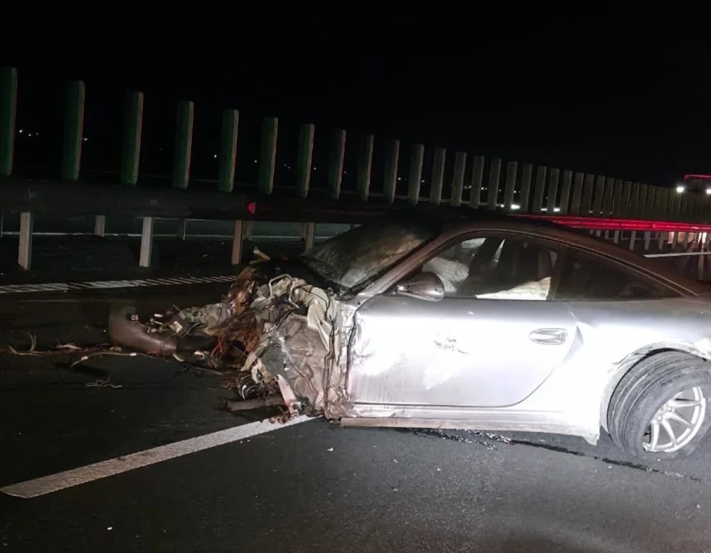 Accident grav pe A7: coliziune între patru maşini şi o autocisternă cu combustibil. Patru persoane rănite şi trafic blocat