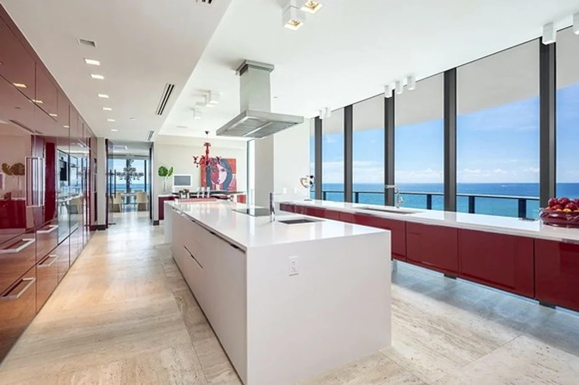Unul dintre cele patru dormitoare ale apartamentuluiFOTO: Profimedia