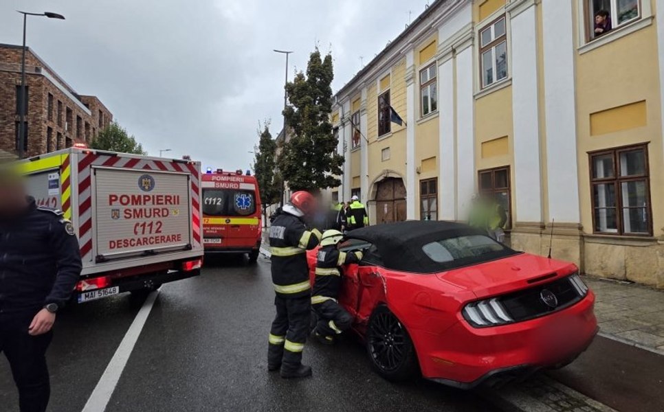 Copil de 12 ani, grav rănit de o mașină care a intrat pe contrasens şi a ajuns pe trotuar, în Cluj-Napoca. Mama, în stare de șoc