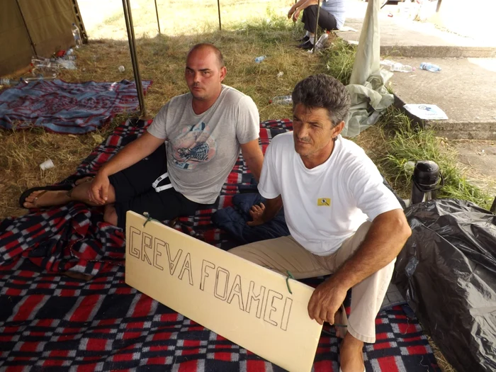 Marian Creţan (FOTO stânga) şi Ştefan George Cristinel, în greva foamei la poarta Combinatului de Apă Grea de la Halânga FOTO Corina Macavei