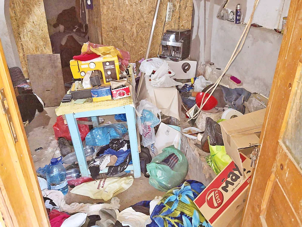 Casa lui Dincă, botezată ”Casa groazei”, era plină de obiecte şi haine vechi