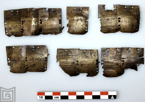 Cele 12 plăcuțe ce făceau parte dintr-o lorica squamata descoperită la Militari-Câmpul Boja, București (© Muzeul Municipiului București)