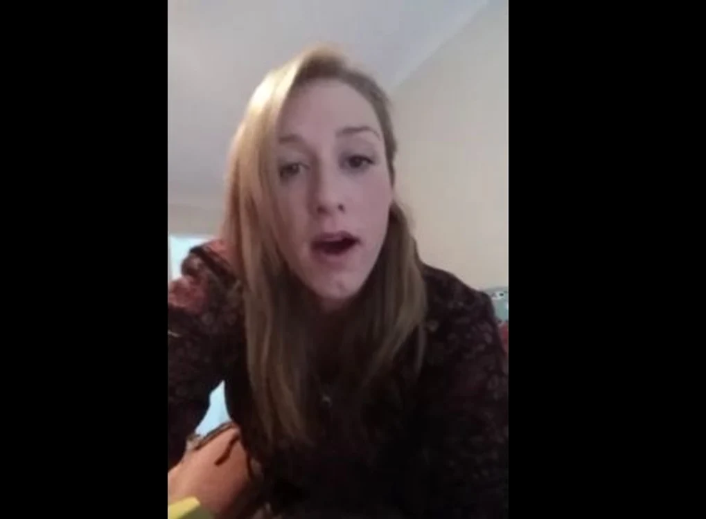Emily e soţie şi mamă, aşa că ştie cel mai bine cât de greu e să faci sex cu partnerulcaptură video