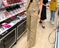 Carmen Brumă a venit foarte aranjată la evenimentul matinal, îmbrăcată într-un costum crem, cu vestă, bustieră neagră, pantaloni și multe accesorii aurii la vedere