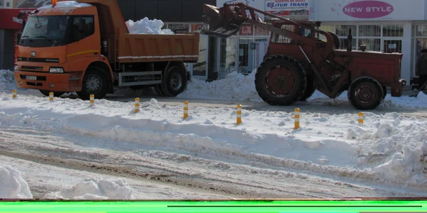 Camioanele transportă zăpada