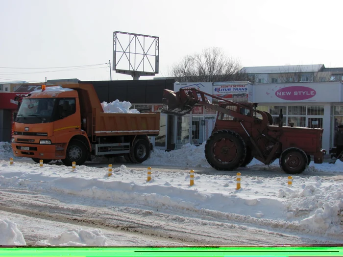 Camioanele transportă zăpada