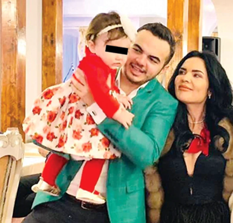 
    Ioana are un băiat mare, care a şi făcut-o bunică  