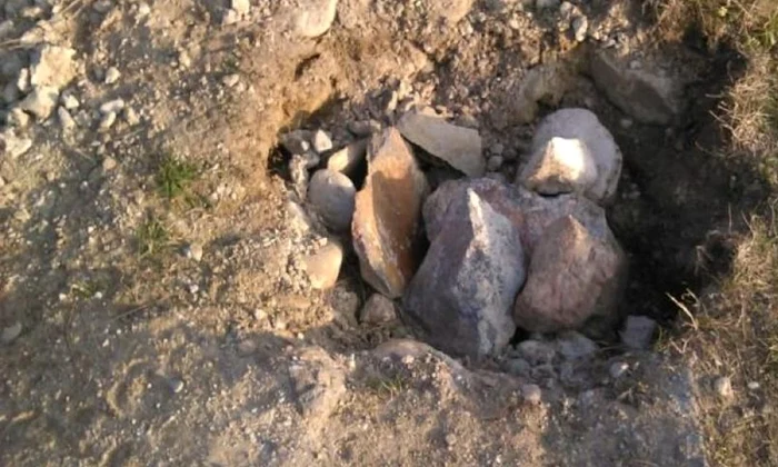 Alertă maximă la Castrul Roman de la Bumbeşti Jiu! Hoţii de comori au distrus zona în care se află un sit arheologic foarte important jpeg