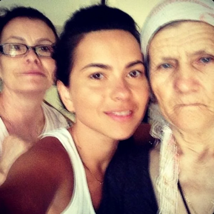 Inna alături de mama şi bunica sa