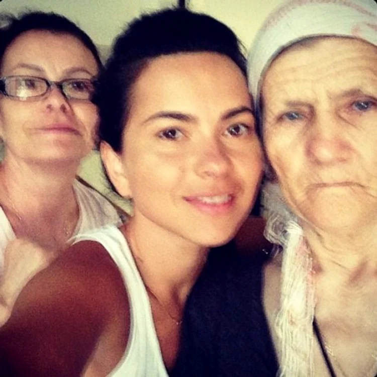 Inna alături de mama şi bunica sa