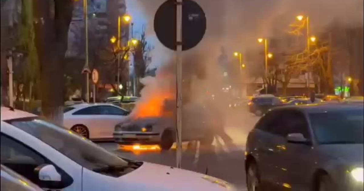 Mașină cuprinsă de flăcări în Galați. Șoferul și martorii au mutat autoturismul pentru a preveni extinderea…