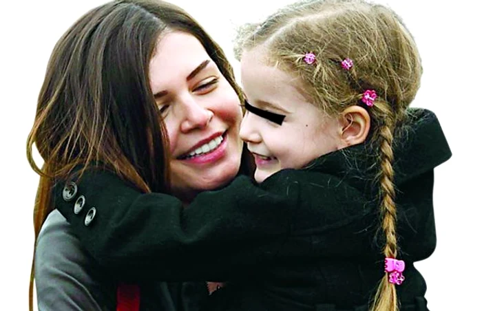 În aprilie, Moni a câştigat copilul la Tribunalul Bucureşti