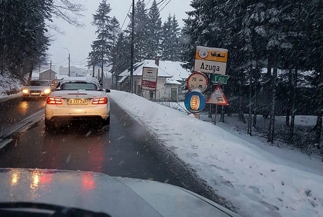 
    Centrul Infotrafic anunţă duminică după-amiază că se circulă în coloană pe DN1, pe raza staţiunilor Predeal, Azuga, Buşteni şi Sinaia, în ambele sensuri, ninge, iar carosabilul este acoperit cu zăpadă între 0-1cmFoto News.ro  