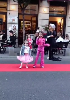 Fetițele Sânzianei Buruiană, extrem de talentate. Sursă: Click!