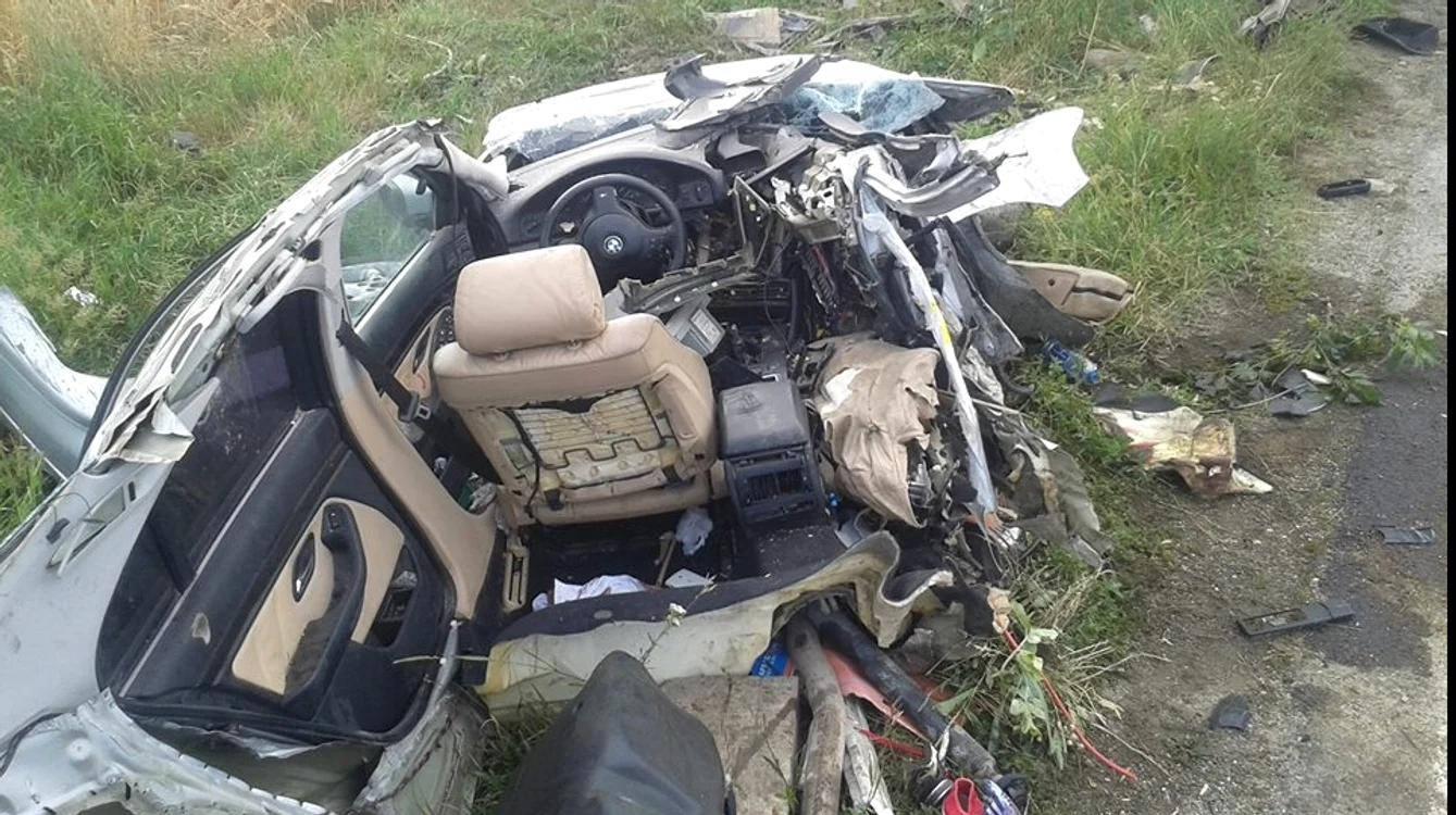 Din mașina în care au murit cei trei nu mai rămas decât un morman de fiare