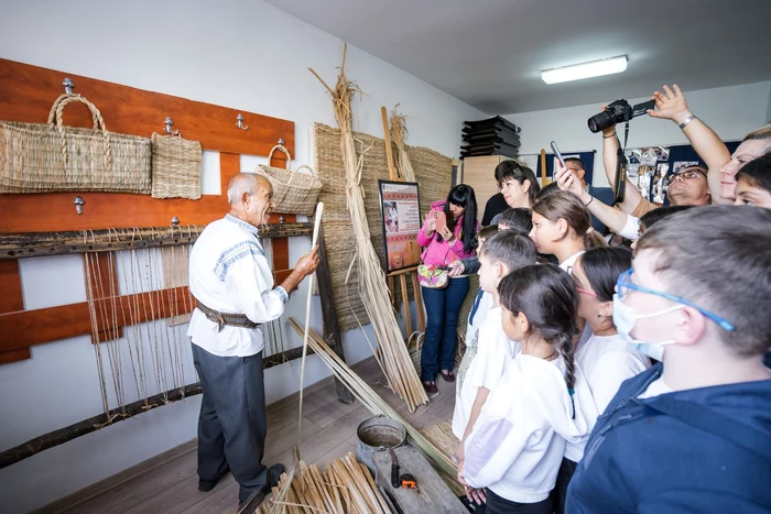 Copiii sunt curioși să afle din tainele vechiului meșteșug FOTO: FB/Centrul de Cultură și Artă Olt