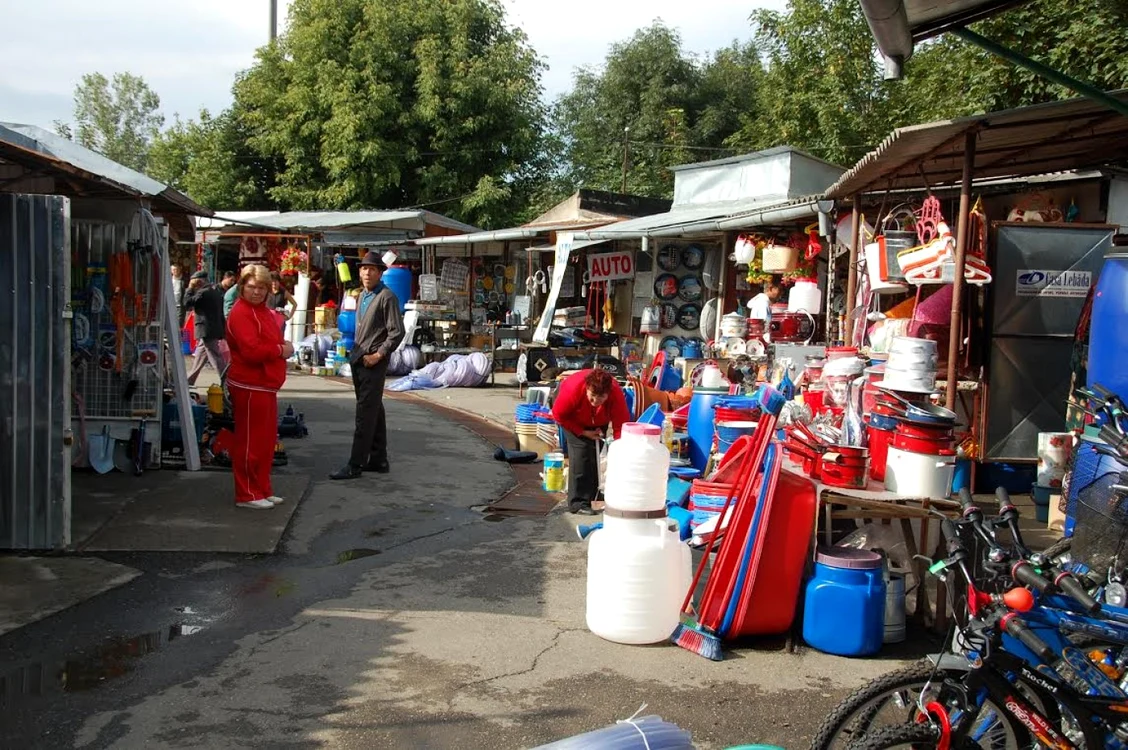 Comercianţii din bazarul din Vaslui au primit chitanţe false de la administrator