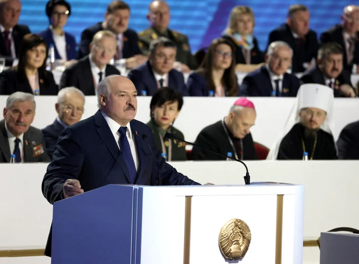 Aleksandr Lukaşenko luând cuvântul în faţa unei Adunări Naţionale improvizate la Minsk FOTO EPA-EFE