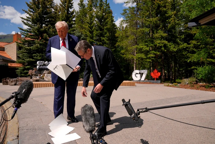 Trump scapă foile, Starmer se apleacă să le adune FOTO Profimedia 