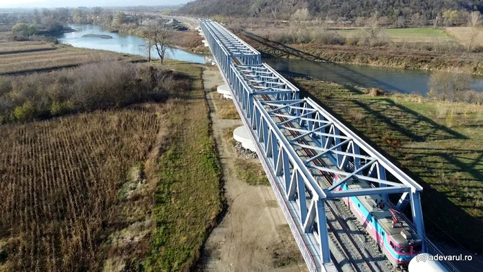 Un marfar traversează podul de pe noua variantă a CF Simeria - Arad. Foto: Daniel Guță. ADEVĂRUL