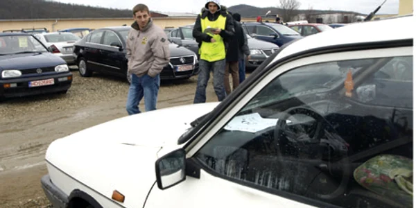 Târgul auto de la Bălata primeşte tot mai multe maşini Dacia vechi