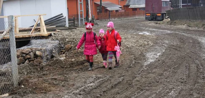 Copii de o şchioapă sunt nevoiţi să bată kilometri pe jos prin noroaie zilnic FOTO: Bianca Sara