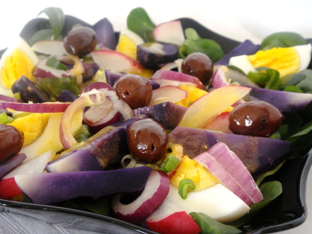 
    Salată de cartofi mov cu dressing de muştar şi miere   