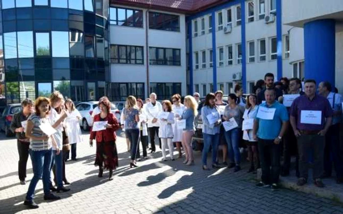 Angajaţi de la DSV Alba au protestat în curtea instituţiei. Foto: ziarulunirea.ro