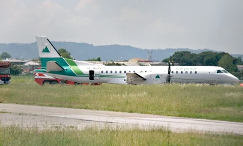 În cabina avionului s a simţit miros de fum, iar  pasagerii au fost evacuaţi jpeg