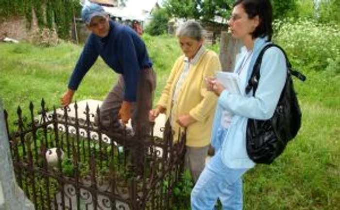 Bălăriile au năpădit cimitirul evreiesc