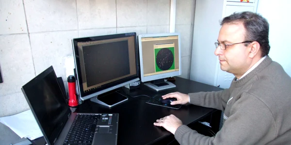 Ovidiu Tercu în camera de control a observatorului