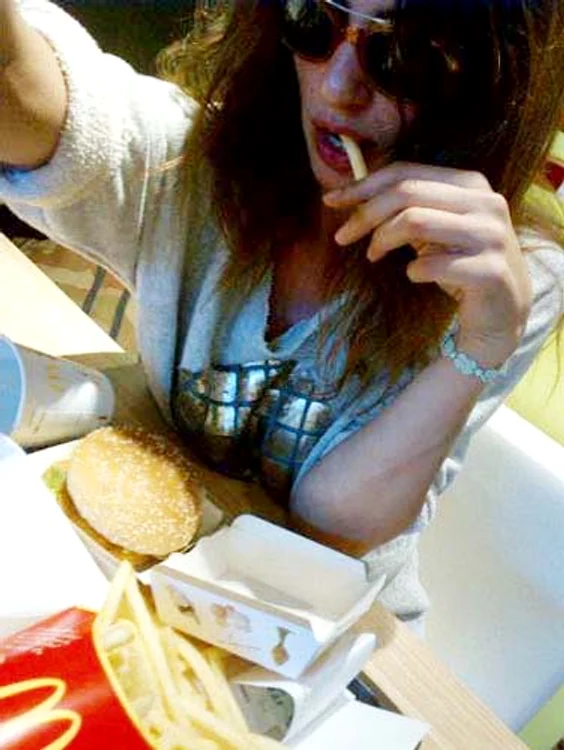Catrinel Menghia de menţine în formă cu mâncare de la fast-food