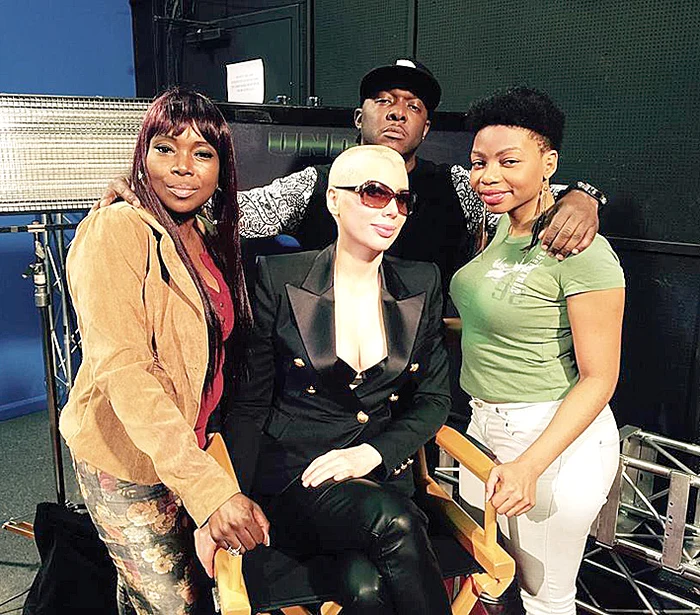 2015 Solista colaborează  cu mai mulți  producători  americani