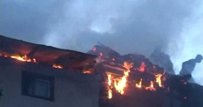Acoperişul casei a ars în întregime