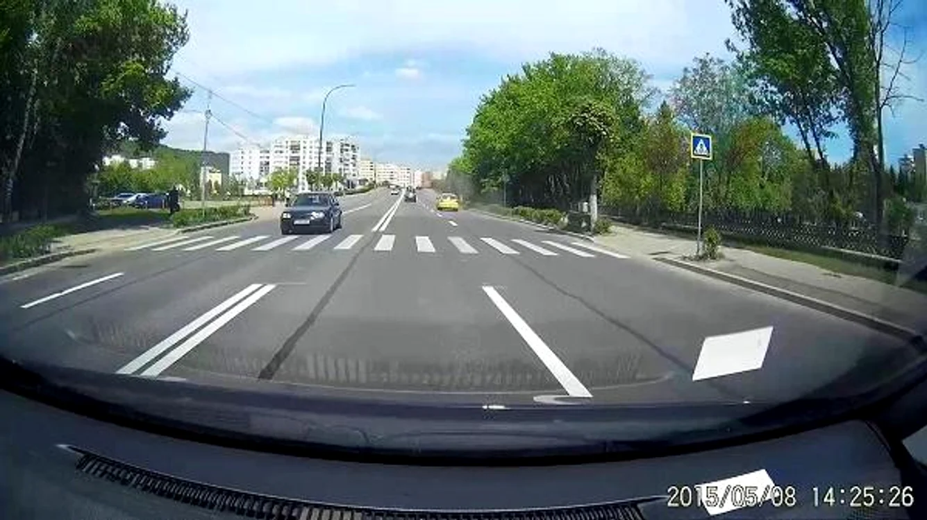
    Banda trasată după trecerea de pietoni e deplasată cu un metru faţă de cea de dupăFoto: stiridecluj.ro  