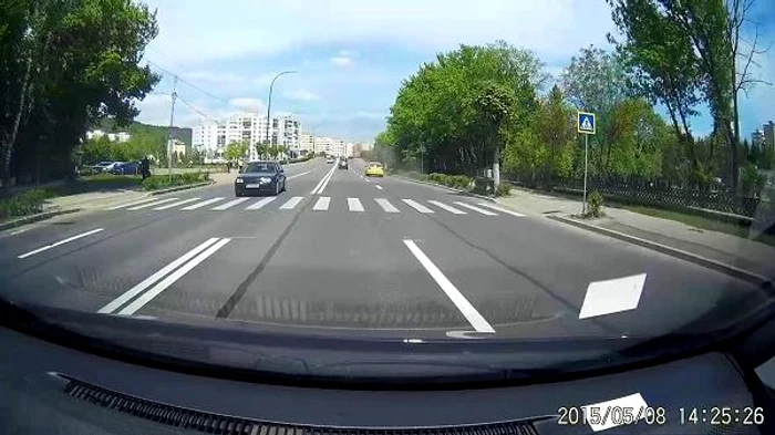 
    Banda trasată după trecerea de pietoni e deplasată cu un metru faţă de cea de dupăFoto: stiridecluj.ro  