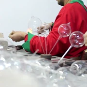 fabrica globuri de sticla de craciun, curtea de arges foto captura video YT jpg